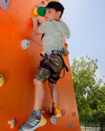 Climbing-wall2-min-1024x1024-640x480